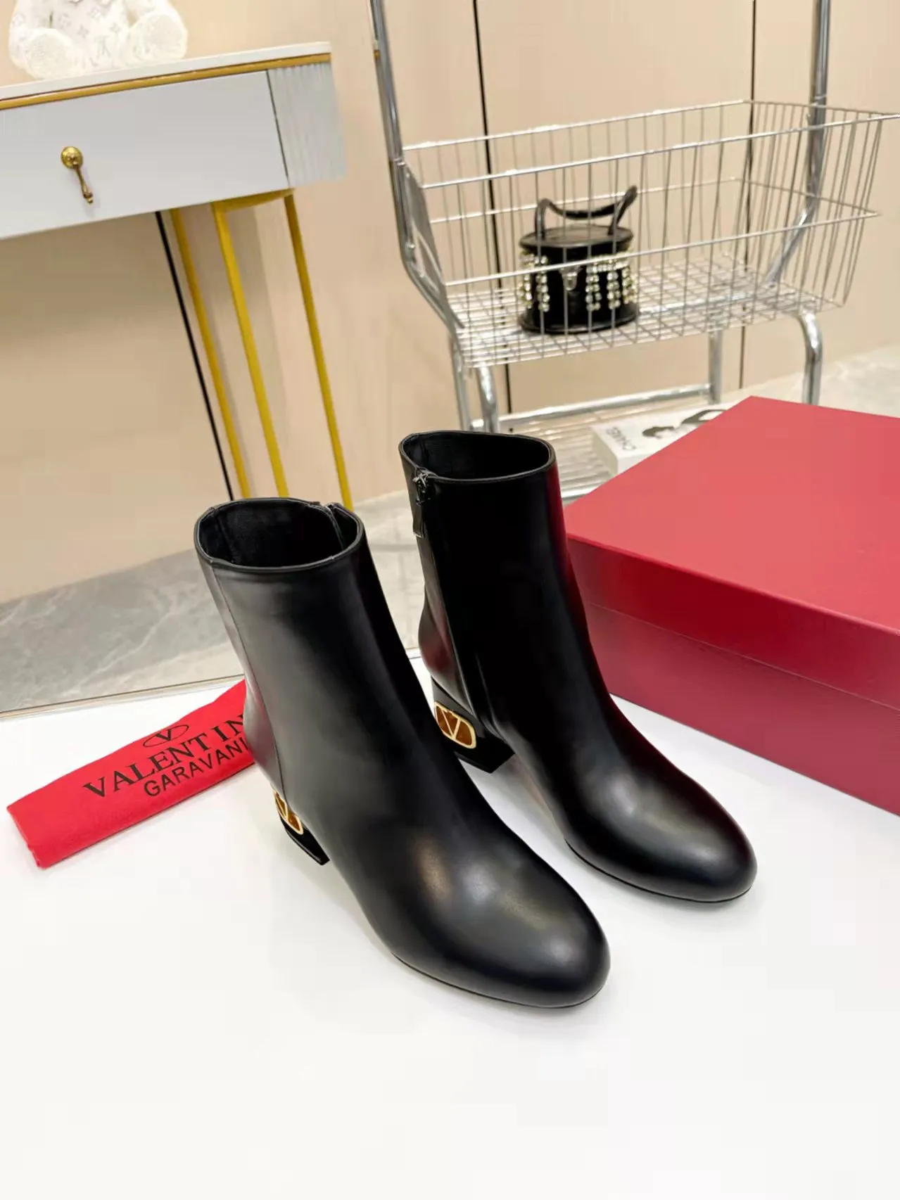 👟👟Ex-factory price 600👟👟 Leather sole +40 🆕 Valentino. Valentino autumn and winter fashion women's boots: Comfortable and versatile on the upper feet, showing long legs, Fabric: Imported first-layer cowhide ⚡The most popular V buckle ⚡The inner feet are all genuine leather Code number: 35−40 (Customized size 41)